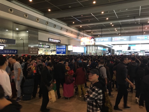 Crowds at Hongqiao Station